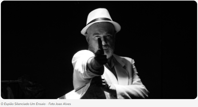 Foto de Espetáculo de teatro "O Espião Silenciado: Um Ensaio" com Cia. Teatro D'água, no SESC Itaquera